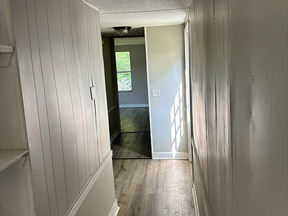 4th image of 105 Robin Hood Cir