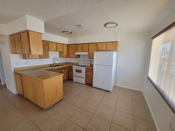 3rd image of 3083 Caliente Dr #3083