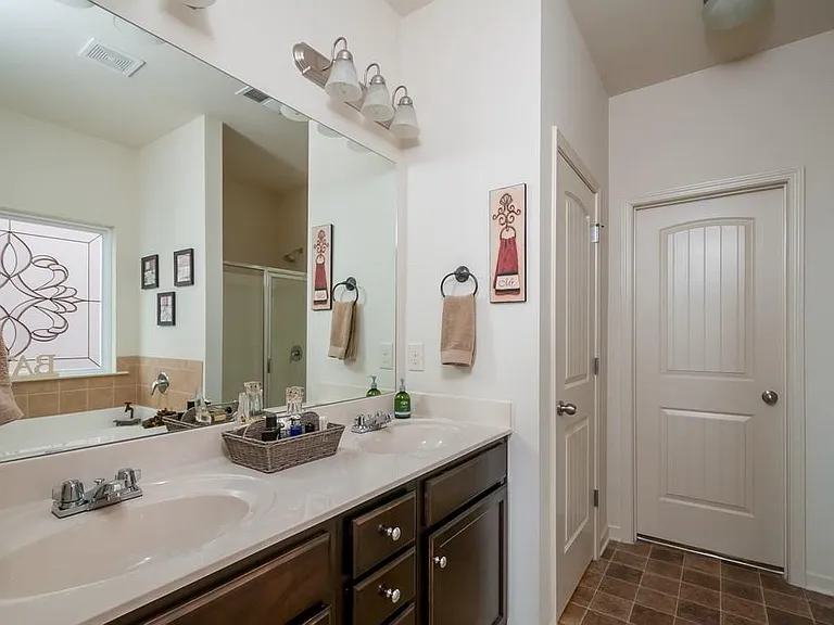 1645 Townview Ln — Photo 9