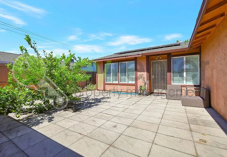 7137 Reyn Oaks Way — Photo 2
