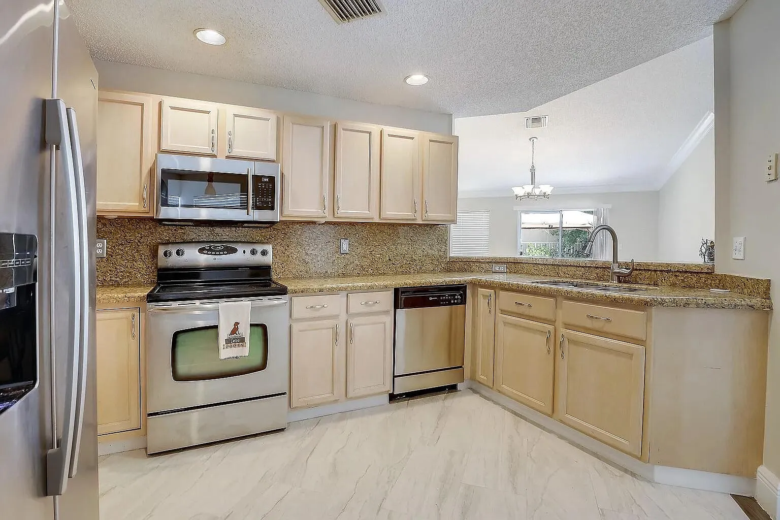 3 bed, 2.0 bath, 1384 sqft, $3,500 — Photo 3