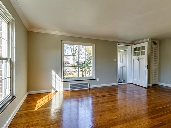 2nd image of 22560 Edgecliff Dr