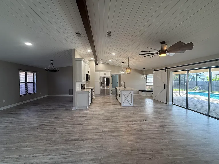 1017 SE Walters Ter — Photo 18