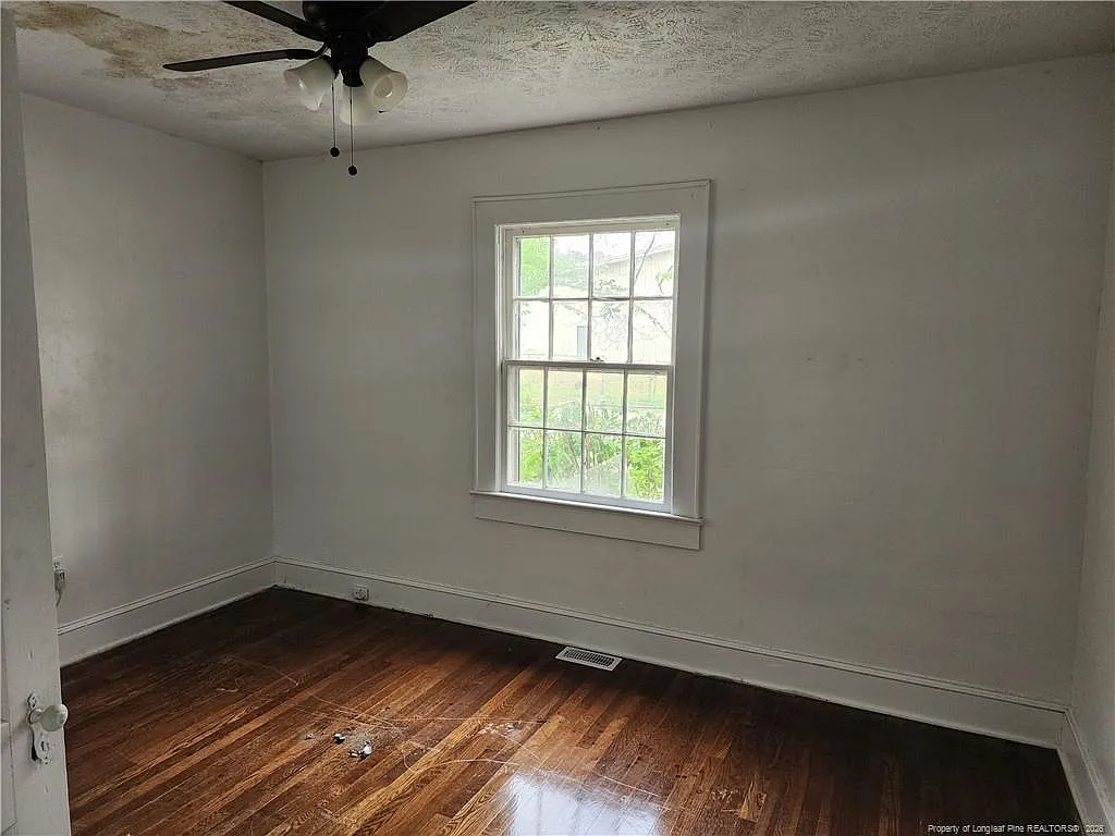 507 Edwards St — Photo 2