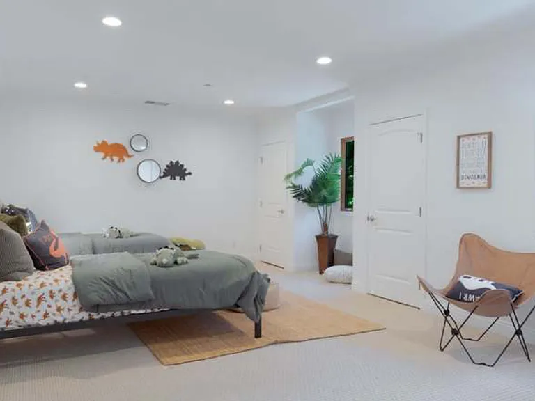 1050 Roxbury Rd — Photo 21
