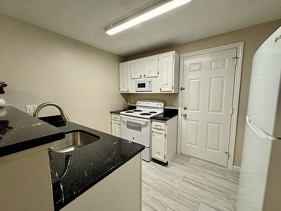 5th image of 18 Walden Dr APT 8