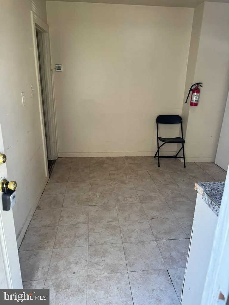 2 bed, 1.0 bath, 3062 sqft, $1,600 — Photo 4