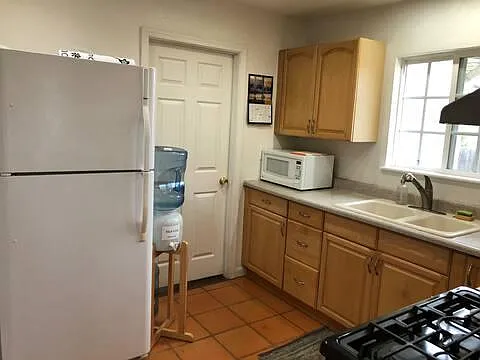 221 Sandercock St — Photo 4