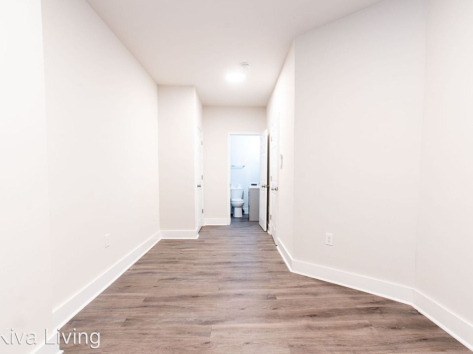 1st image of 2429 W Oakdale St Floor 1