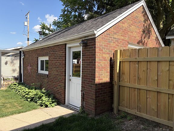 4th image of 1008 Joliet St