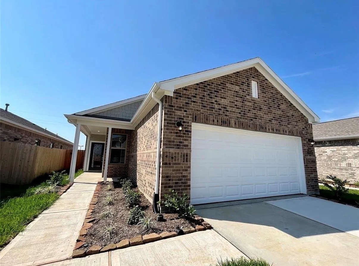 4 bed, 2.0 bath, 1595 sqft, $2,200 — Photo 2
