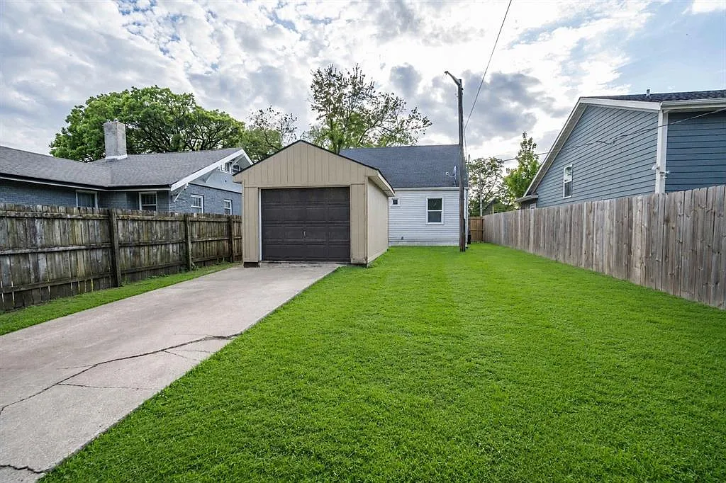 2 bed, 775 sqft, $1,300 — Photo 3
