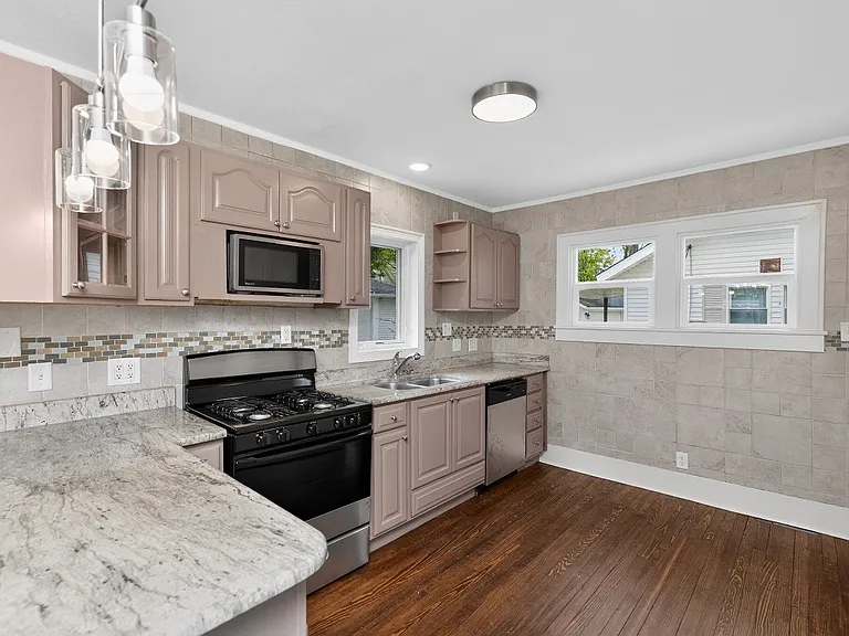 412 Tonti St — Photo 2