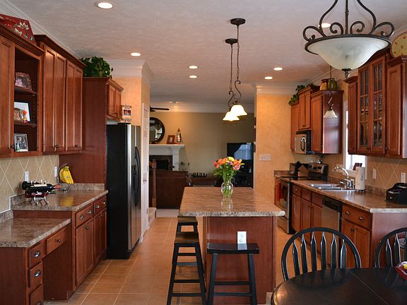 Huge Eat-in Kitchen