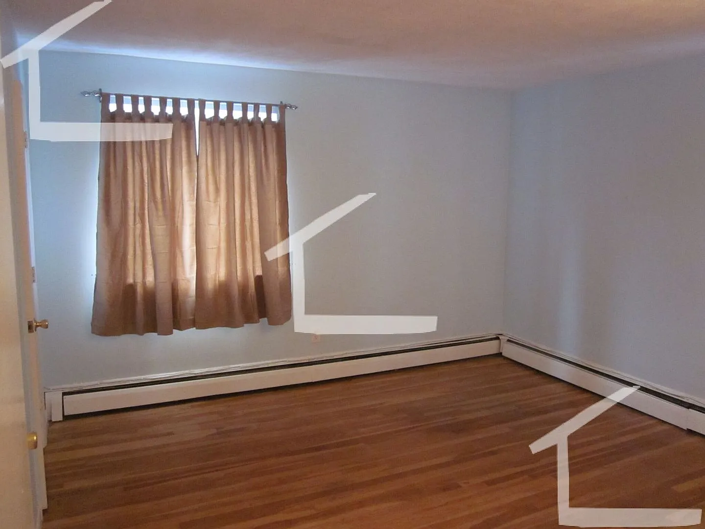 Nice 2 bed in Allston — Photo 2
