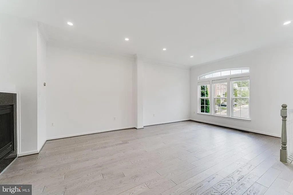 3 bed, 4.0 bath, 1600 sqft, $3,400 — Photo 3