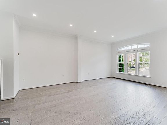 3rd image of 4577 Derring Ln