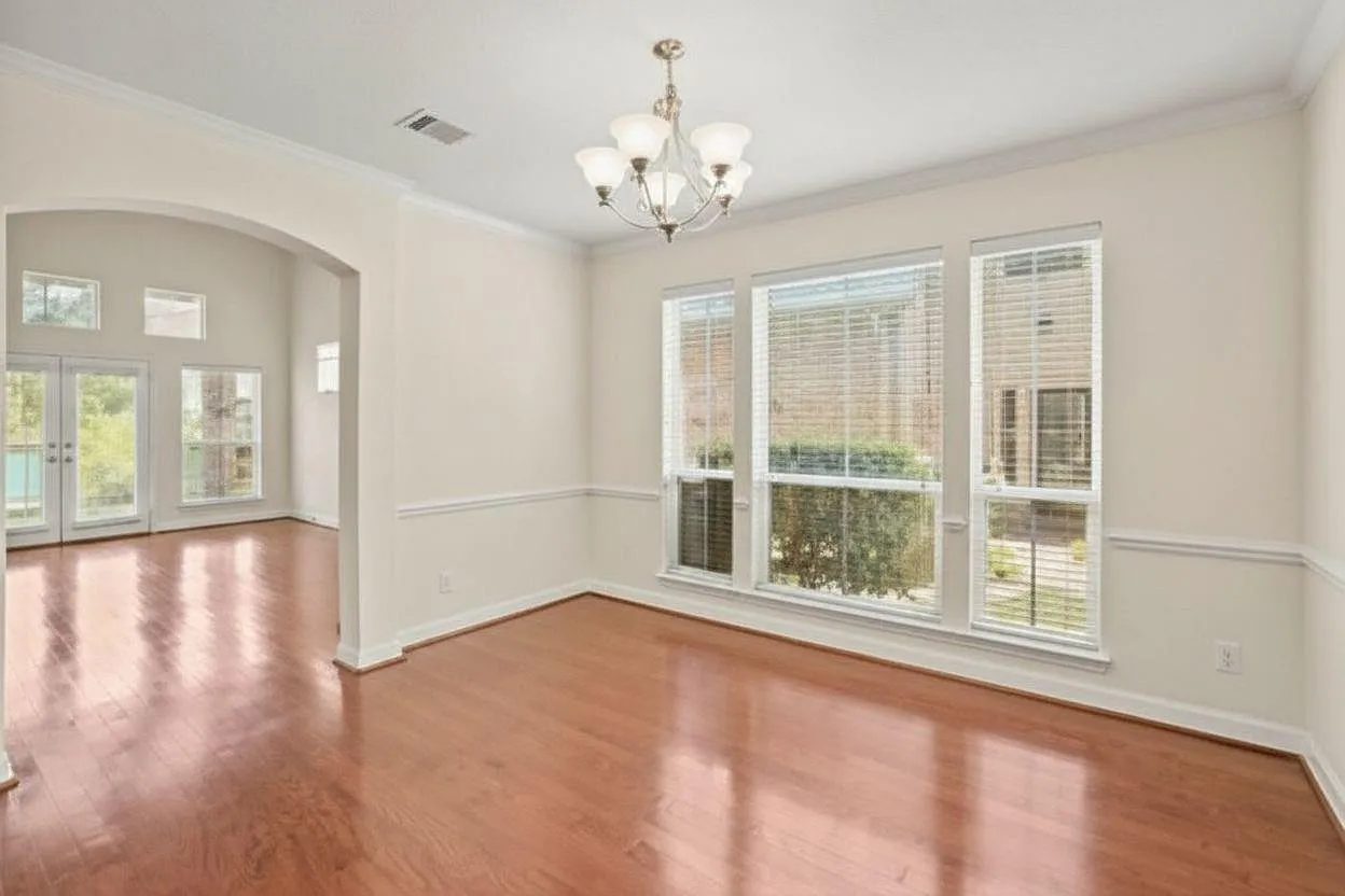 3 bed, 2.5 bath, 2368 sqft, $2,395 — Photo 4