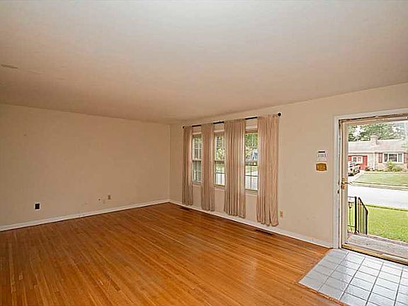 4th image of 30 Camelot Ct