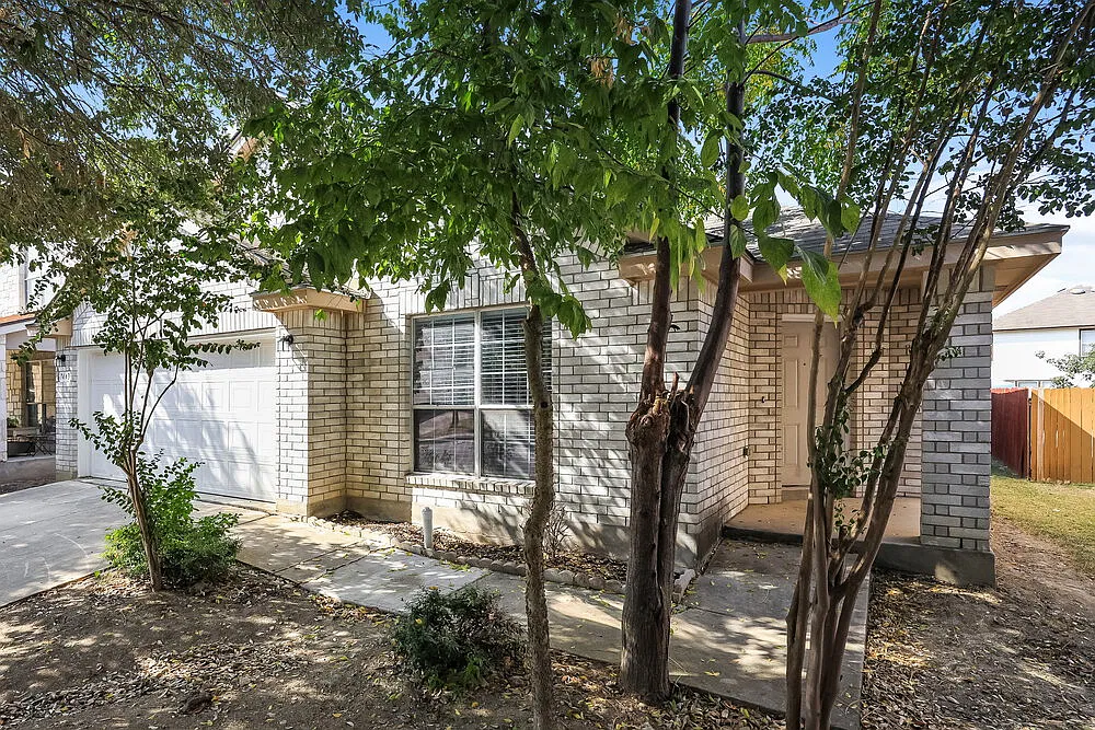3 bed, 2.0 bath, 1934 sqft, $1,855 — Photo 3