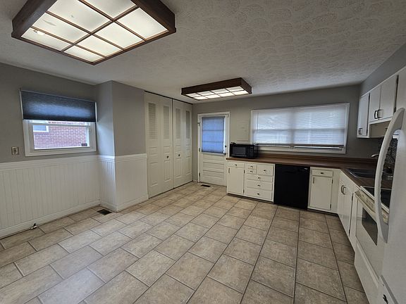 5th image of 2862 S Oakland Ave