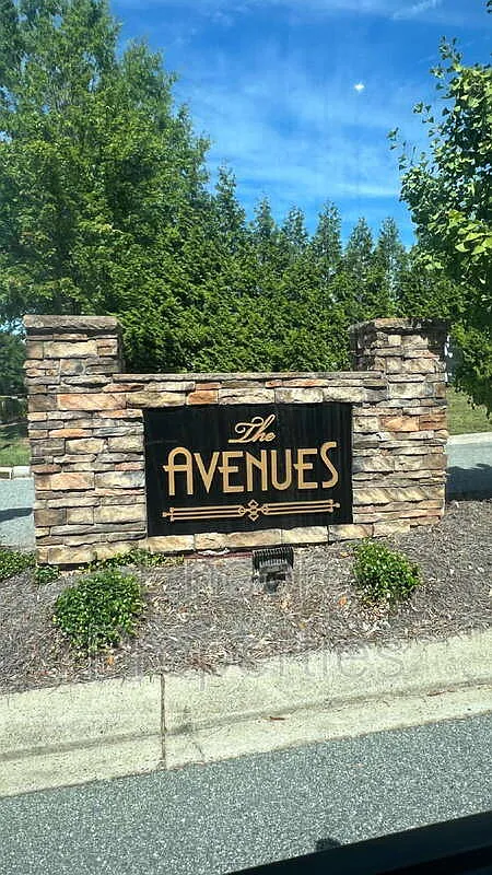 3 bed, 2.5 bath, 1600 sqft, $1,895 — Photo 2
