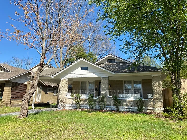 414 N Willett St — Photo 2