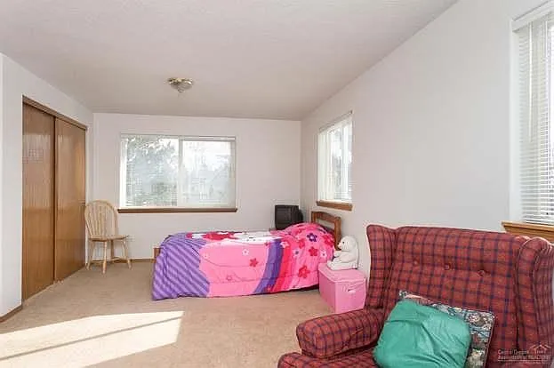 1252 NE Providence Dr — Photo 13