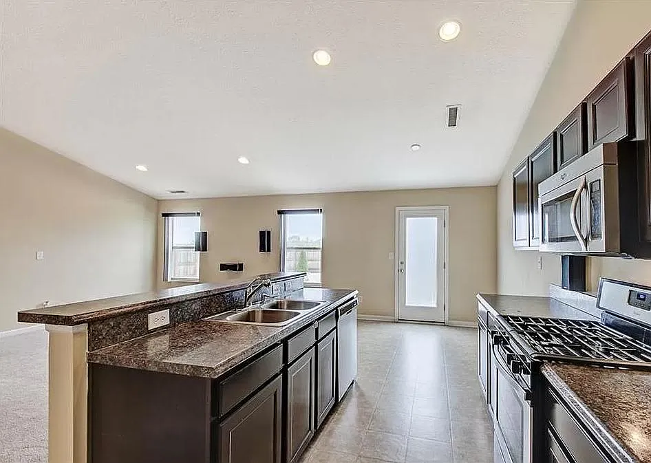 Lakecrest Dr, Columbus — Photo 3