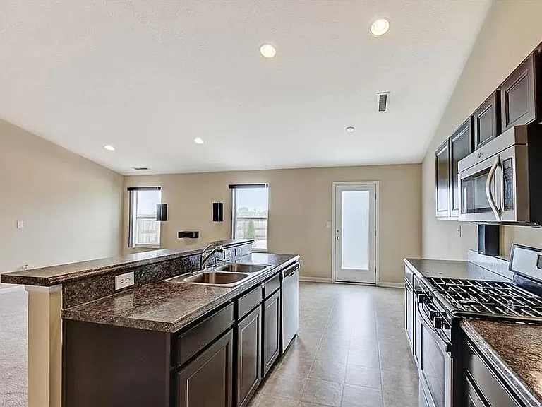 Lakecrest Dr — Photo 3