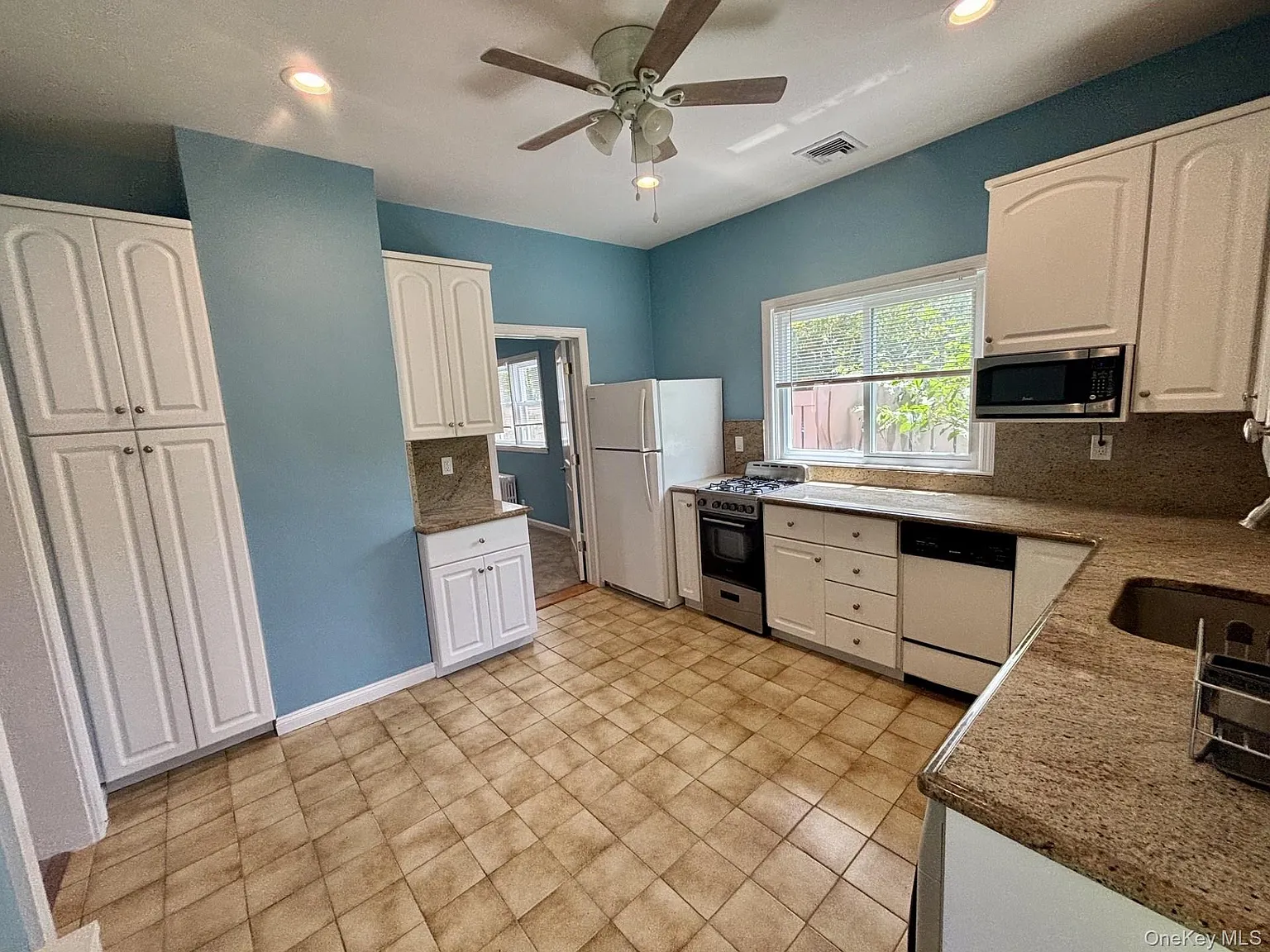 1 bed, 1.0 bath, 900 sqft, $3,000 — Photo 2