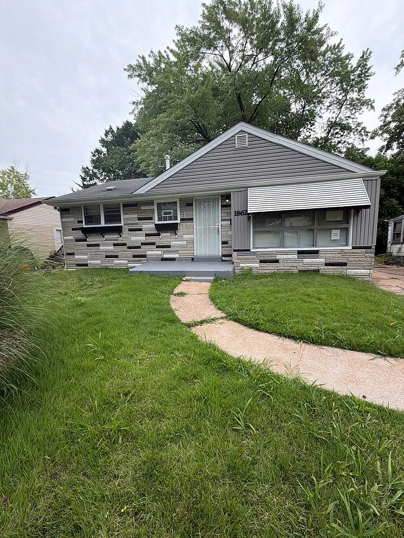 3-bedroom, 1-bathroom single-family home — Photo 1