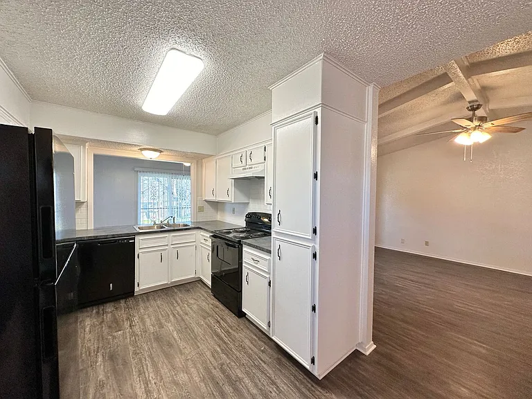 1501 Farhills Dr — Photo 11