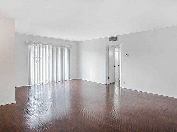 5th image of 320 N La Peer Dr APT 209