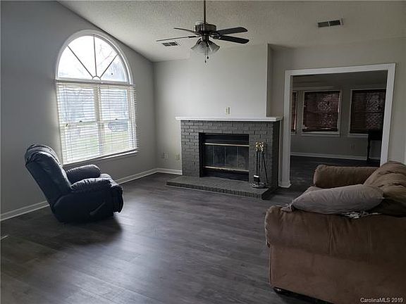 3rd image of 126 Mainview Dr