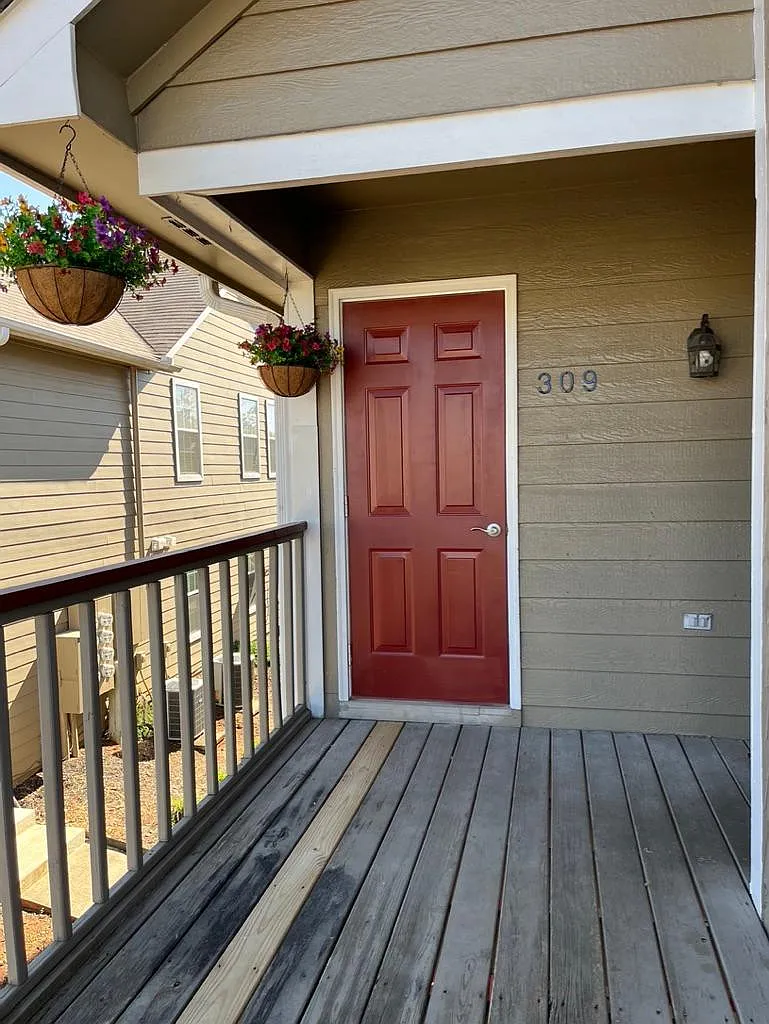 2 bed, 1055 sqft, $1,350 — Photo 2
