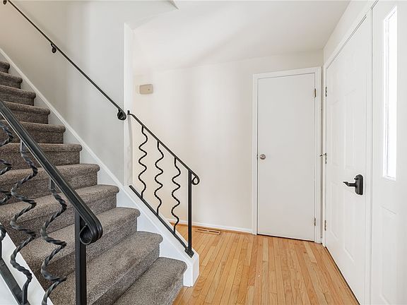 2nd image of 27 Hillbridge Cir