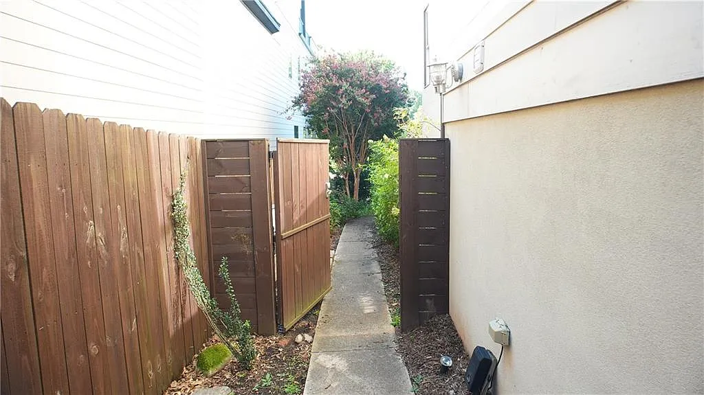 1 bed, 1.0 bath, 2836 sqft, $2,000 — Photo 3