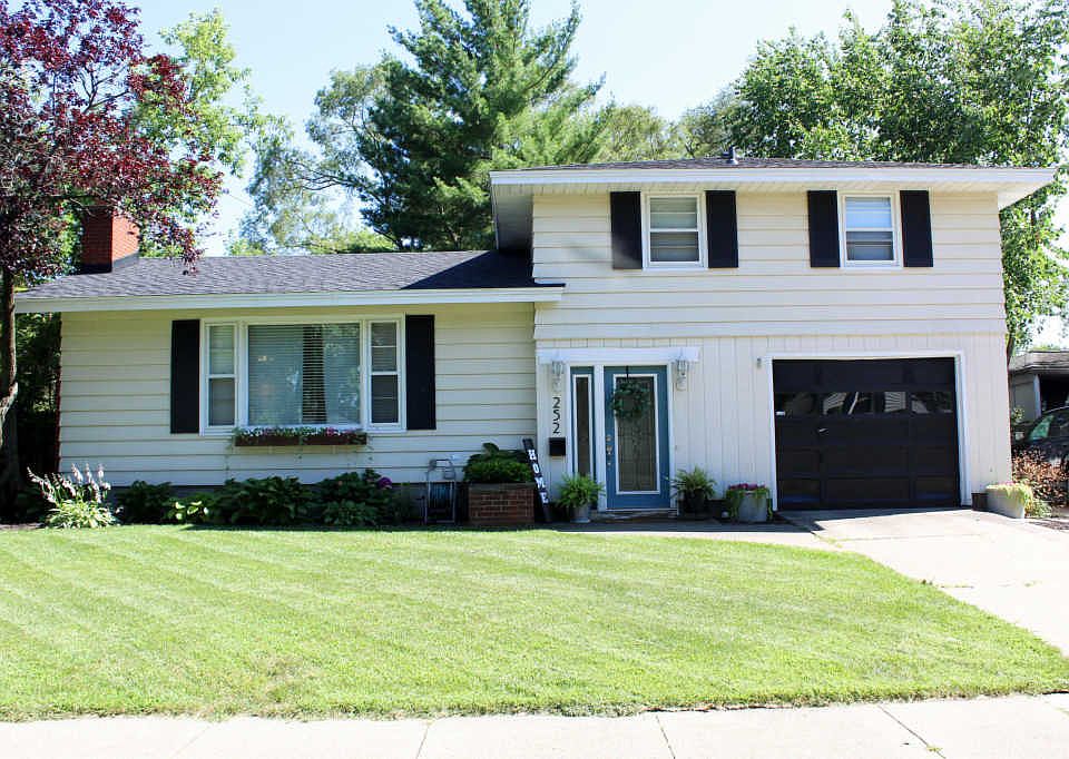 1st image of 252 W 22nd St