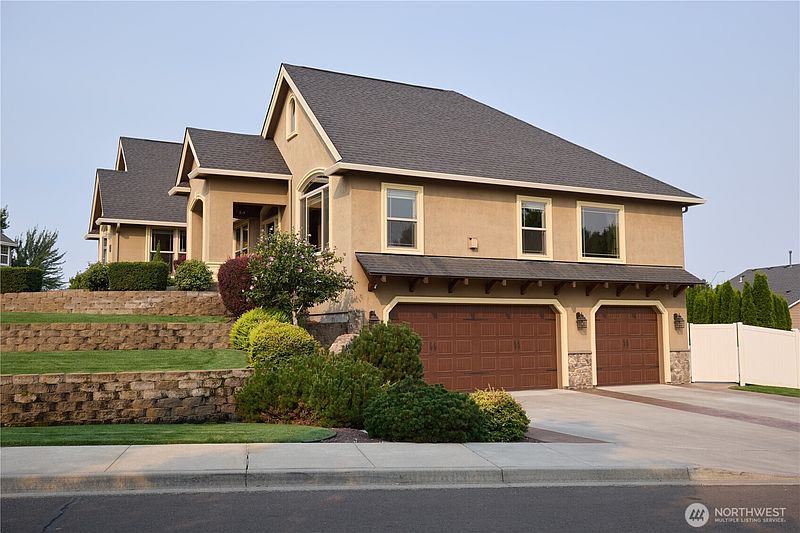 3rd image of 404 Coyote Ridge Dr