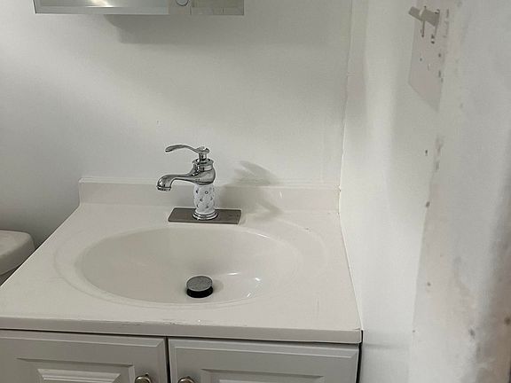3rd image of 309 Watson St Floor 1