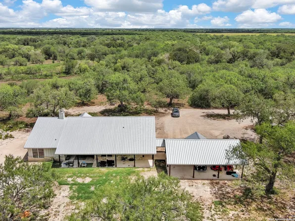 122 County Road 380, George West, TX 78022