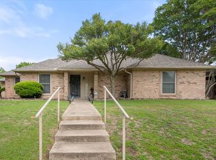 10124 Stoneleigh Dr, Benbrook, TX 76126