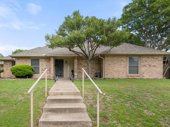 10124 Stoneleigh Dr, Benbrook, TX 76126