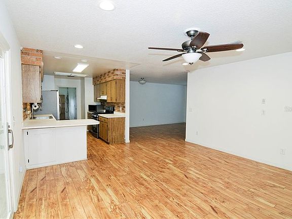 5th image of 246 Cambridge Dr
