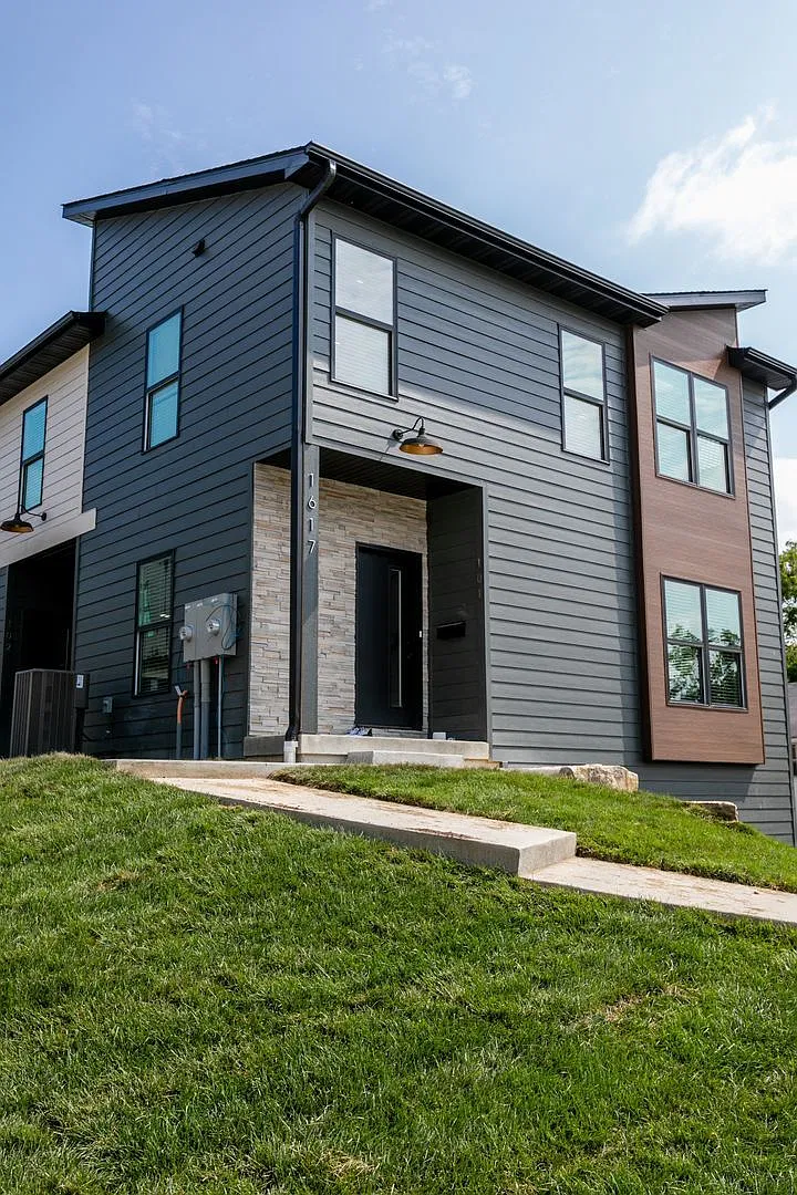 1617 University Townhomes — Photo 2