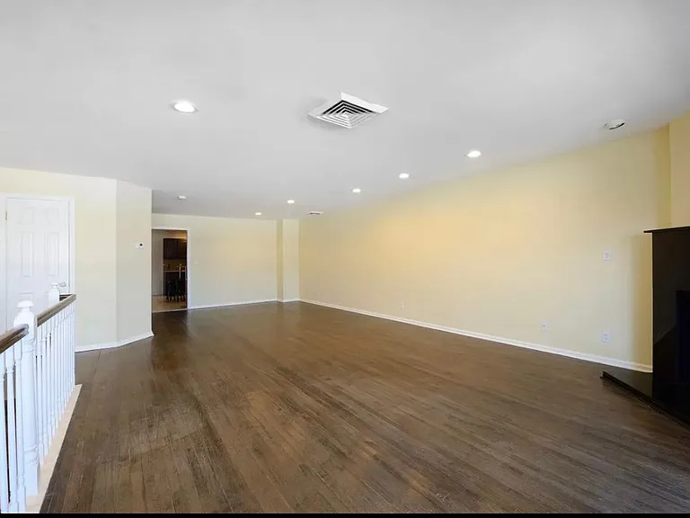 300 Gorge Rd #2 — Photo 3
