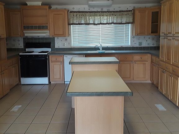 Kitchen and breakfast bar