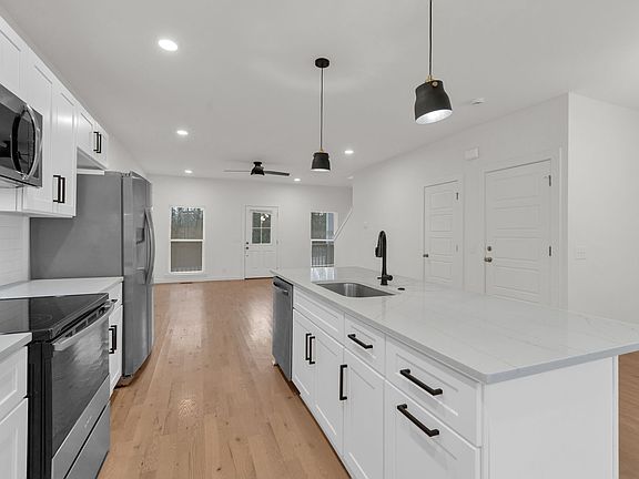 3rd image of 3724 Pin Hook Rd