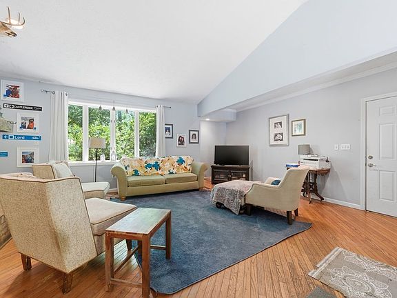 4th image of 571 Flower Hill Ln